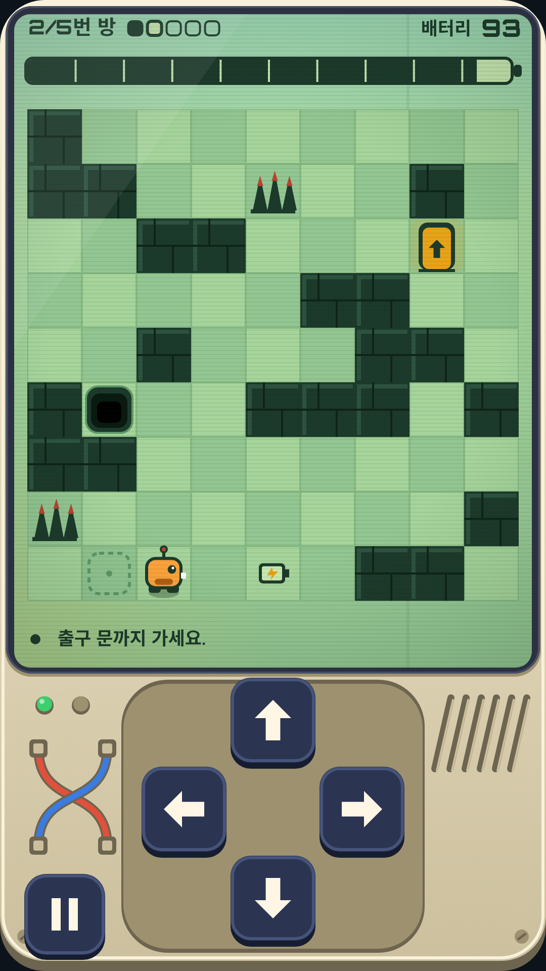 벽, 가시, 구덩이 사이로 출구 문까지 가는 방.